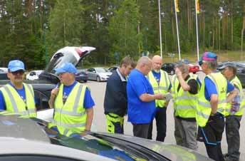 TALKOITA RIITTÄÄ... Liikenteenohjaajat poseeraavat Päijät- Hämeen Rauhanturvaajat järjestää talkoita kovaa tahtia.