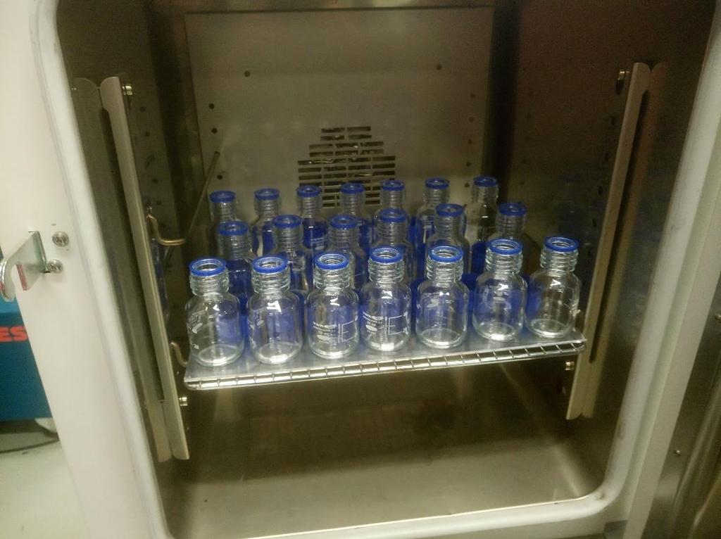19 3.3 Näytepullot ja niiden kuivaus Ensimmäiseksi täytyi hankkia näytepulloja, joihin kuivatut materiaali näytteet voitaisiin säilöä siksi aikaa, kunnes niiden kosteus päästäisiin mittaamaan.