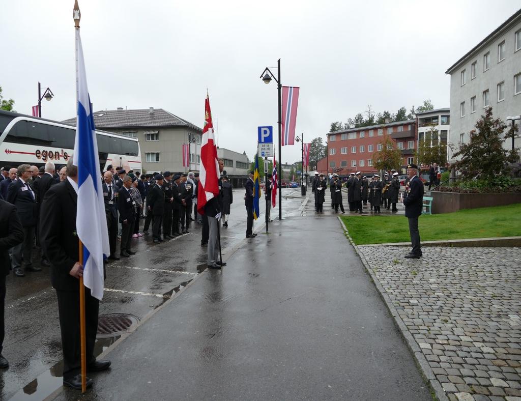 Pohjoismaiset delegaatiot valmiina seppeleen laskuun Elverumin