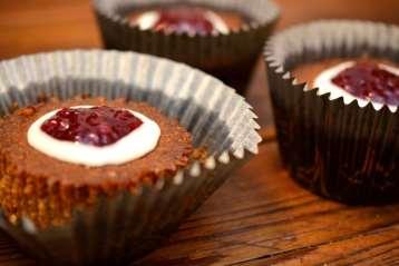 vk 6 RUNEBERGINTORTTU 2 munaa 1 ½ dl sokeria 1 ½ dl kermaa 200 g sulatettua margariinia 2 ½ dl korppujauhoja 3 dl vehnäjauhoja 1 ½ tl leivinjauhetta Päälle: vadelmahilloa tomusokerikuorrute Vatkaa