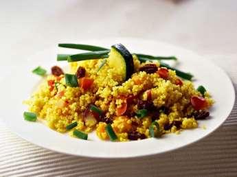 vk 10 KASVISCOUSCOUS 6 annosta 1 kpl Sipuli 1 kpl Punasipuli 150 g Porkkanaa 150 g Kesäkurpitsaa 1/2 kplpunainen paprika 1 rkl Öljyä 1 dl Rusinoita tai korintteja 3 1/2 dl Couscoussuurimoita 1 rkl
