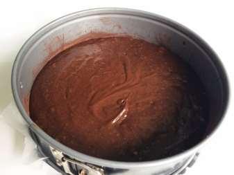 vk 14 SUKLAAKAKKU 400 g tummaa suklaata 2 kananmunaa 175 g margariinia 2 dl fariinisokeria 1 ½ dl vehnäjauhoja 1 dl perunajauhoja 1 ½ tl leivinjauhetta rasvaa vuoan voiteluun Sulata suklaa vesi
