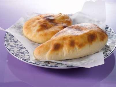 vk 44 NAAN-LEIPÄ JA RAITA-KASTIKE 12 kpl 2 dl turkkilaista jugurttia 2dl maitoa 25 g hiivaa 1 tl suolaa 2 tl sokeria 7 dl vehnäjauhoja 50 g sulatettua voita Voiteluun sulatettua voita Raita-kastike: