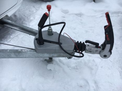 Kierrt nokkapyört kokonaan sisttn ja nosta pyört yltasentoonsa (lukitusruuvi sivussa). Paina vetopttn kahva ala-asentoon ja kiinnitt varäuusvaijeri vetokoukkuun. Vapauta ktsijarru.