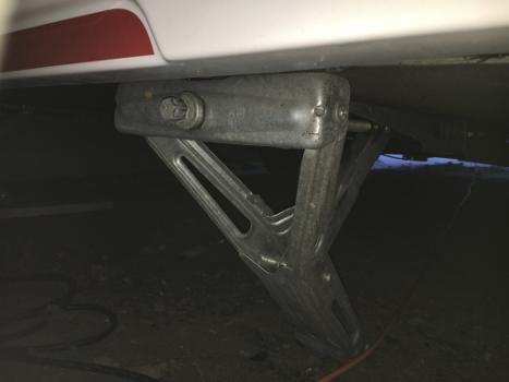 Kiilat löytyvtt kaasupullokotelosta. Asenna kiilat renkaiden eteen ennen vaunun irrotaäista autosta.