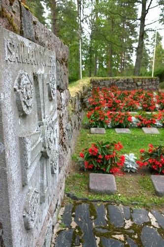 Koskustentie 1346, 16280 Kuivanto HAUTAUSASIOISSA AUTTAVAT Kirkkoherranviraston henkilöt ja hautausmaan