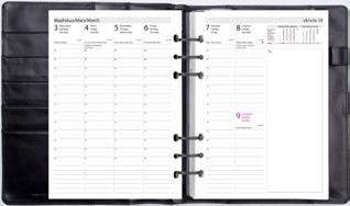 Kalenterin aukeamalla yksi viikko, tuntijaotus 08-20, palsta muistiinpanoille, kuluvan ja seuraavan kuukauden kalenteritaulukot.