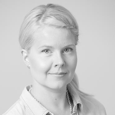 Rakennuksen tiilijulkisivu jatkaa luonnon keskellä.