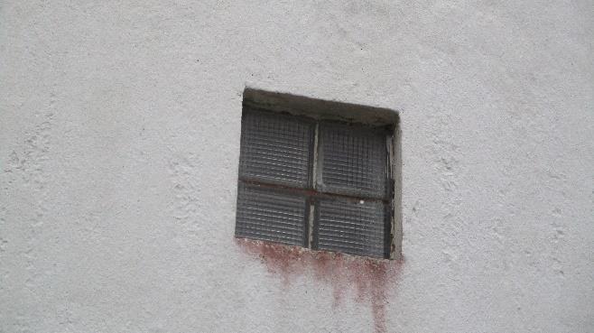5.2.2 Havainnot ulkopuolelta Kuntotutkimusraportti 9/17 Maalatussa betonijulkisivussa on paikoin pienillä alueilla punaleväkasvustoa, pääasiassa lasitiili-ikkunoiden alapuolella