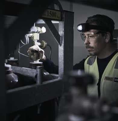 OTSALAMPPU PETA 300 RE Ladattava otsalamppu, jossa poikkeuksellisen pitkään kestävä akku. Toimii tarvittaessa alkaliparistoilla. Lamppu valaisee hyvin ja kulkee mukana oikein mukavasti.