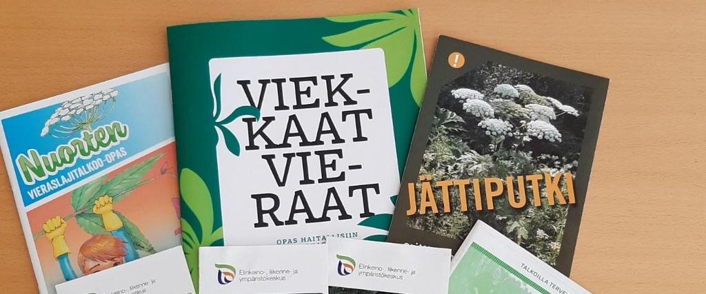 Kuva 9. Kesällä 2019 käytetyt esitteet. Terve askel luontoon hankkeen Vieraslajiopasta ei ollut kuin yksi versio painettuna, jota käytettiin aiheeseen perehtymisessä. Muita esitteitä oli jaettavaksi.