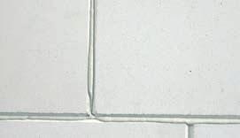 Ensimmäinen viistetiili- tai viisteharkkokerros muurataan bitumihuopakaistan päälle yleensä webervetonit ML 5 Muurauslaastilla M100/600, jotta lähtö saadaan oikeaan korkeuteen ja täysin suoraksi.