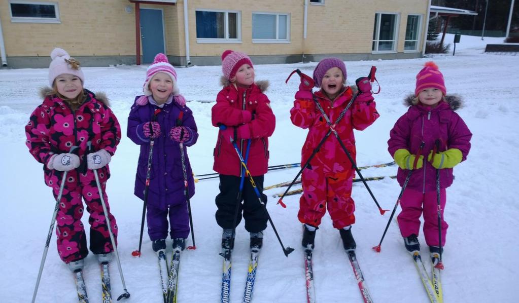 Johtopäätöksiä Esiopetuksella on vankka asema Esiopetuksen käytännöissä ja lainsäädännössä kehitettävää joka tapauksessa Suurin osa 5-6 vuotiaista lapsista tarvitsee kokopäiväistä huolenpitoa ja