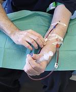 14 tillinen tiimi. Koulutusjakson pituus vaihtelee yksilöllisen tarpeen mukaan yhdestä kolmeen kuukauteen. Kotihoidot aloitetaan, kun potilas osaa suorittaa dialyysihoitonsa itsenäisesti (kuva 7).