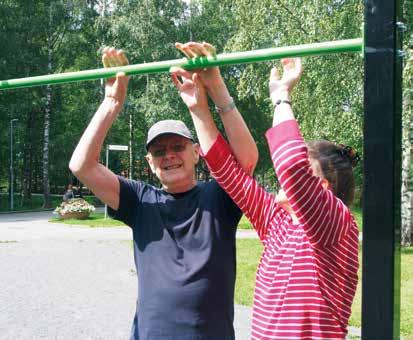 Tukihenkilönä oppii viittomia huomaamatta Tekstin koonti: Jaakko Evonen Kuvat: Heidi Häyrynen Tukihenkilötyö on yksi Suomen Kuurosokeat ry:n tärkeistä toiminnoista.