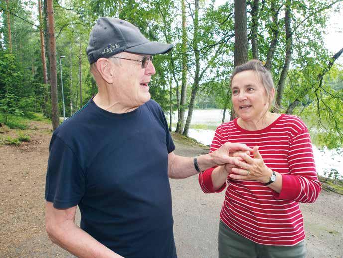 Seuraan tarkkaan, mitä reitillä on hänen edessään, ettei yhtäkkiä astuta kuoppaan tai matalat puunoksat viistä päätä. Usein yritän kävelyn aikana antaa jonkun pikkuelämyksen.