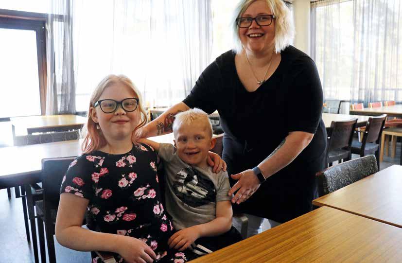 Sonja Luukkonen perheineen osallistui Laukaan sopeutumisvalmennuskurssille. Kuvassa Sonja sekä lapset, Emilia ja Konsta. Mukana olivat mies Tero sekä lapset Emilia ja Konsta.