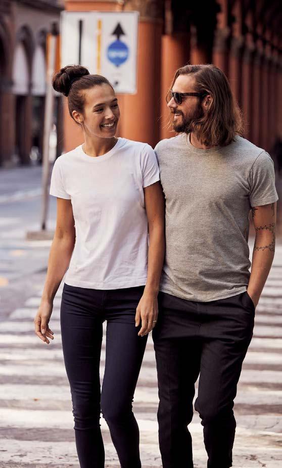 8 90 CLIQUE PREMIUM FASHION-T Moderni laadukas T-paita on rengaskehrättyä puuvillaa.