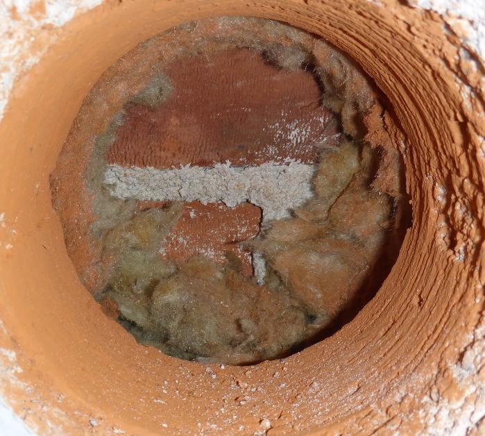 Kuva 21. Tiili-villa-tiili ulkoseinärakenne Ikkunarakenteiden karmin ja seinäliittymän kuntoa tutkittiin 6:lla rakenneavauksella.