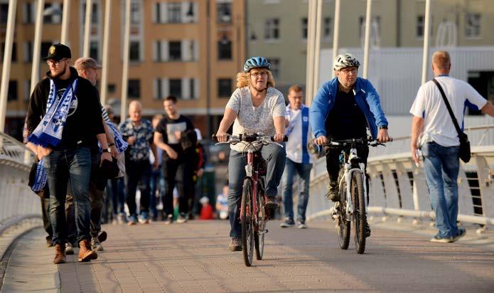 ELINIKÄ Näinköhän tästä kesästä tulee yhtä kuuma kuin viimevuotinen? Jalankulkijoita ja pyöräilijöitä Laukonsillalla Tampereella viime vuoden loppukesällä 8. syyskuuta.
