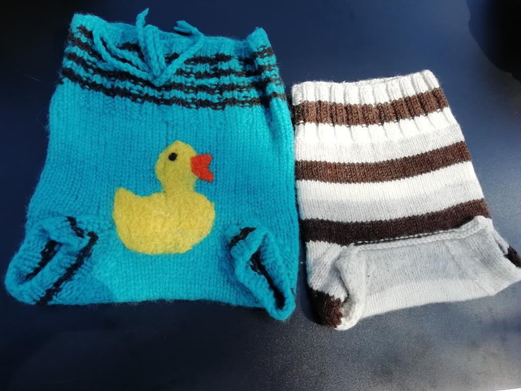 Mikäli villahousuihin jää tuuletuksen jälkeen pissan hajua tai niihin on osunut kakkaa, ne pitää pestä. Paras tahranpoistoaine villahousuille on sappisaippua. Sillä käsitellään yksittäiset tahrat.