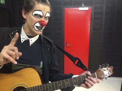TILAT JA KALUSTO Red Nose Companyn toimitilat ovat Helsingin Suvilahdessa, joka on inspiroiva, monimuotoinen ja vapaa kaupunkikulttuurin keskittymä itäisessä kantakaupungissa.