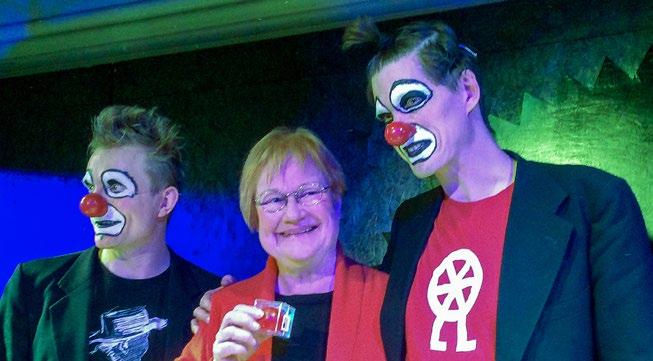 PUNAINEN VIIVA Presidentti Tarja Halonen osallistui paneelikeskusteluun Punaisen viivan Suomi 100 -juhlakiertueen avajaisissa Kansallisteatterin Lavaklubilla.