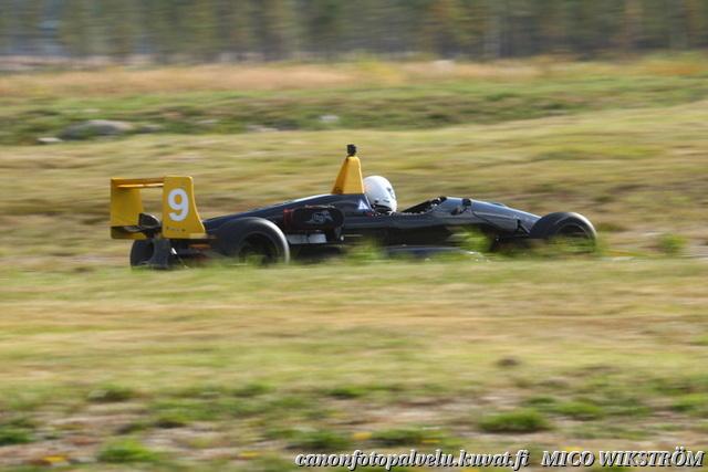 Samanlaisella autolla ajoi Järvilehto (-86)ja Häkkinen (-87). Osallistuin viime vuonna sarjaan.