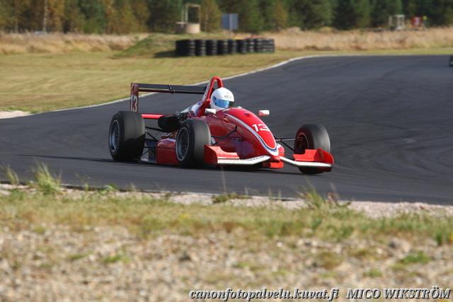 kilpailtu Suomen Formula 4 -luokassa -97-99. Ennen suomeen tuloaan autolla on kilpailtu Englannin Formula 3-luokassa (-93/94 A-sarjassa, -95/96 B- sarjassa).