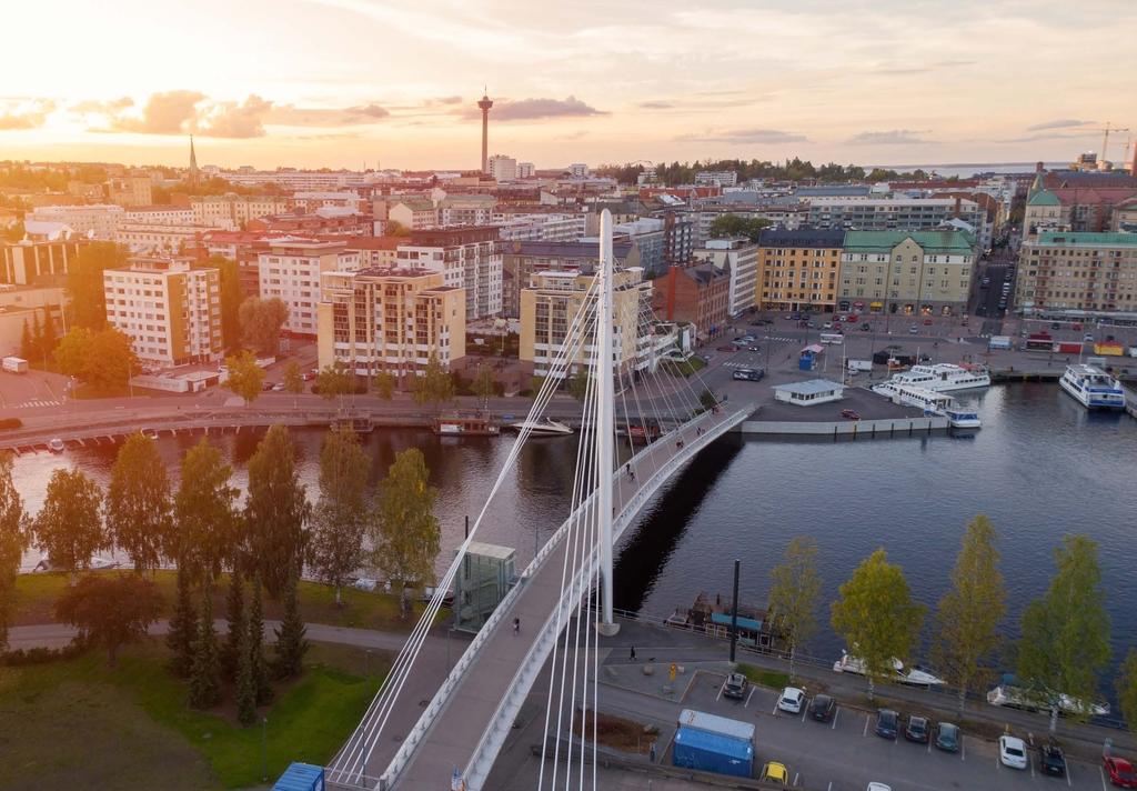 JÄRVEN RAUHATA HELOTI ALVELUIDEN ÄÄRELLE Vaikka Villa Wesi sijaitseekin luonnon ja järvimaiseman äärellä, palvelut ja työpaikat eivät ole kaukana.