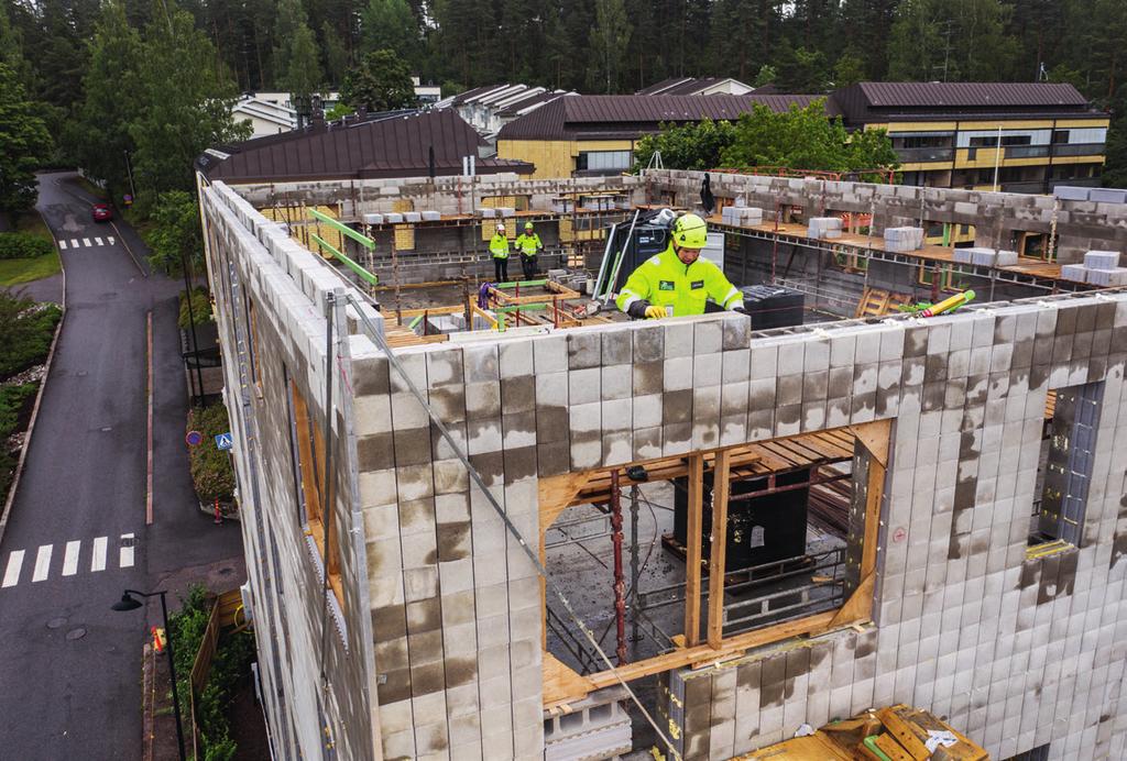 3 Kuorikivi kustannus- ja menekkitaulukko Rungon materiaalit Selite Menekki Kokonaishinta (alv 0%) Lammi Kuorikivi -harkot 8,33 kpl/m² n. 62,00 /m² Valubetoni 120 l/m² n.