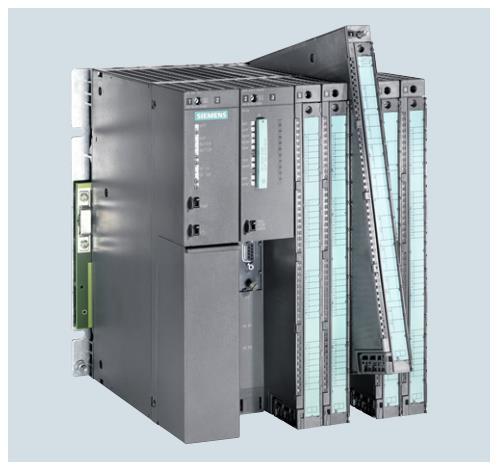 13 KUVA 4. S7-400 CPU ja kortteja (Siemens Oy, Catalog ST 70, 2017, 686) 3.2.2 Sisään- ja ulostulokortit Logiikka on yhteydessä kenttälaitteisiin korttien välityksellä.