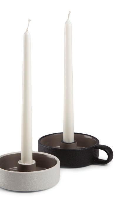 Kynttilänjalan teollisen rouhea ulkoasu sopii skandinaaviseen sisustukseen. 2 kpl / lahjapakkauksessa. Väri: musta 99, valkoinen 00. Koko: 5 x 12.5 cm.