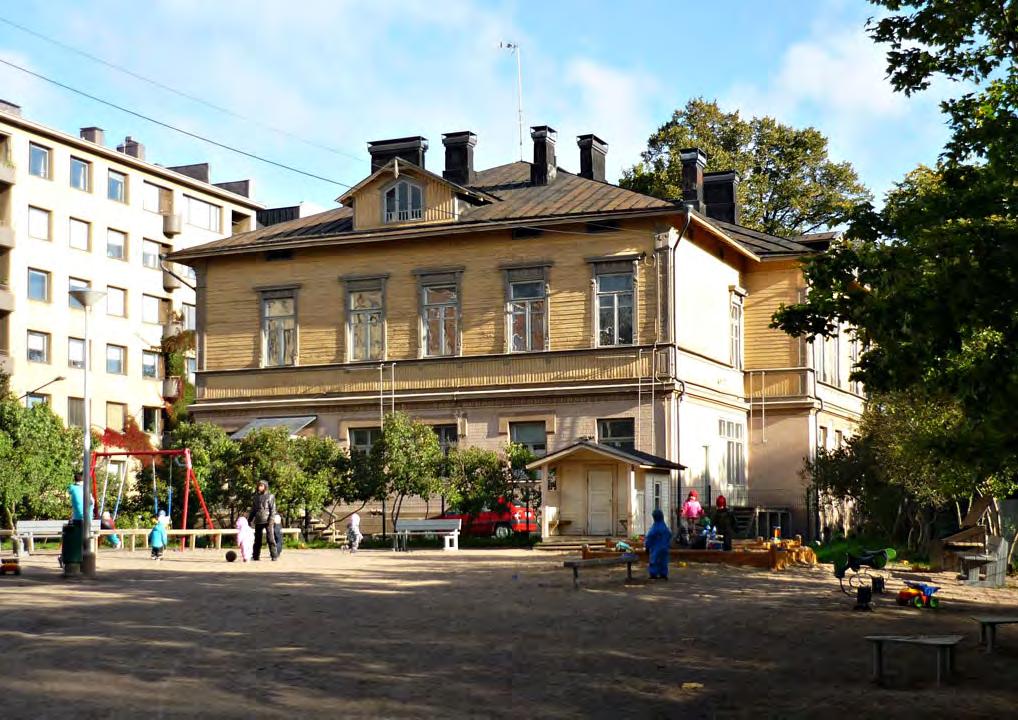 Piha liittyy suoraan Kaivopuiston maisemaan. Museokäytössä olevan rakennuksen yleisölle avoin luonne tukee osaltaan tätä ideaa.