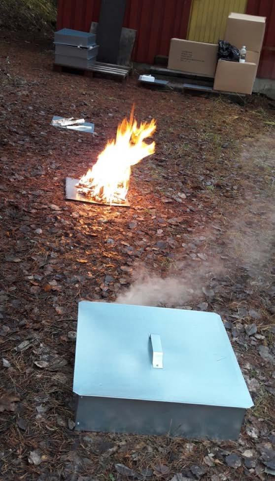 Jokaisen radan jälkeen sekä purkit (verrokit ja näytepurkit) että purkkien sementtiharkkoalustat vaihdettiin hajukontaminaation välttämiseksi, eli jokaiselle purkille käytettiin aina uutta alustaa.