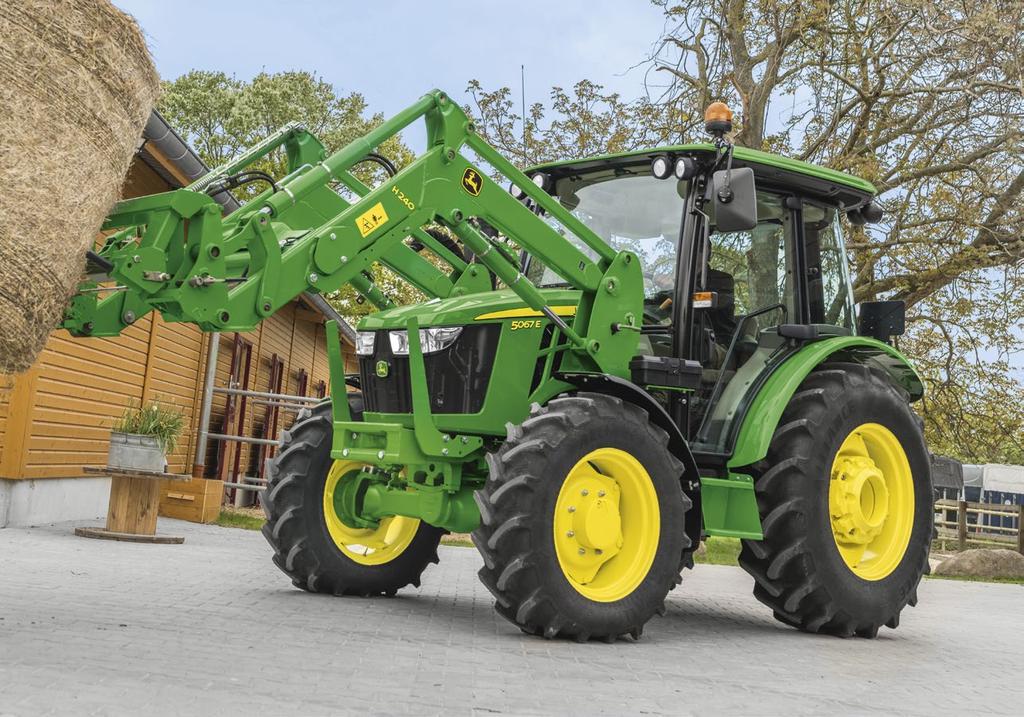 15 3,94 m 5E-traktorin lyhyt akseliväli tekee kääntösäteestä optimaalisen. Se sopii erinomaisesti tehokkaaseen etukuormaintyöhön ahtaissa tiloissa.