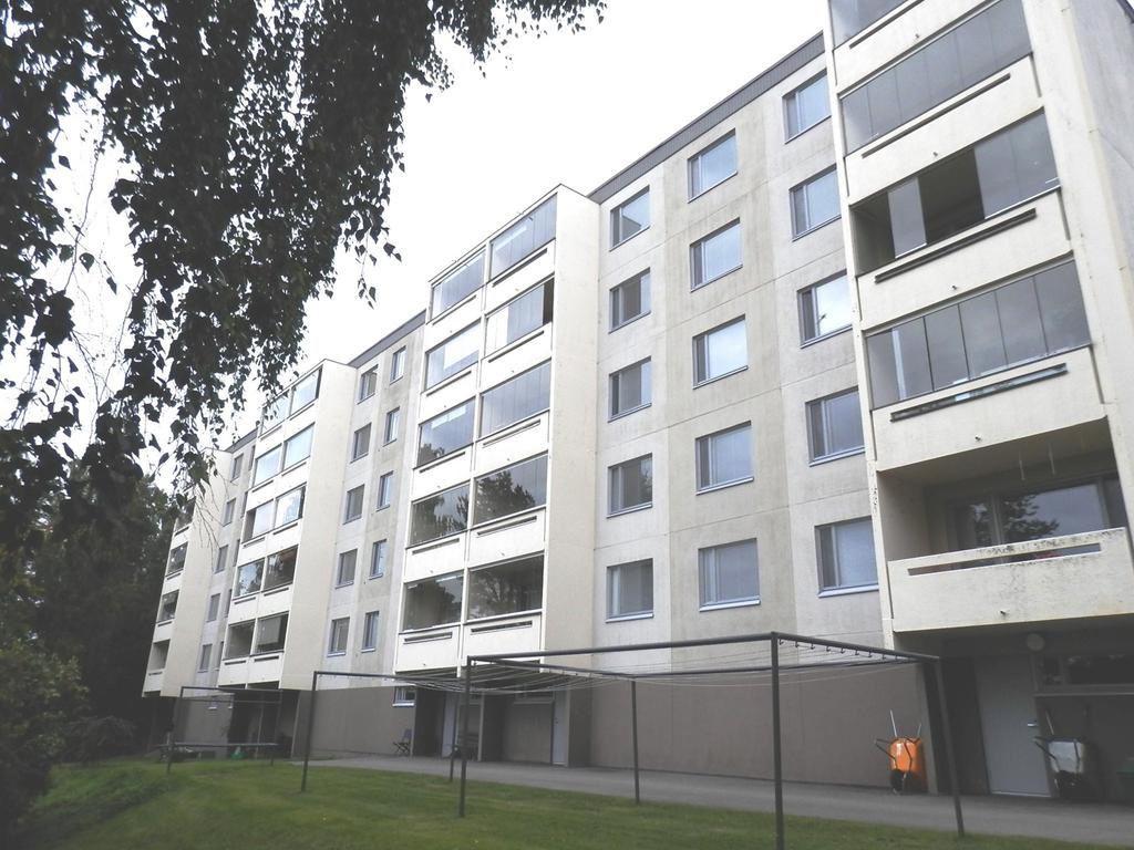 Lasitetun parvekkeen, olohuoneen ja toisen makuuhuoneen maisemat aukeavat rannan suuntaan.