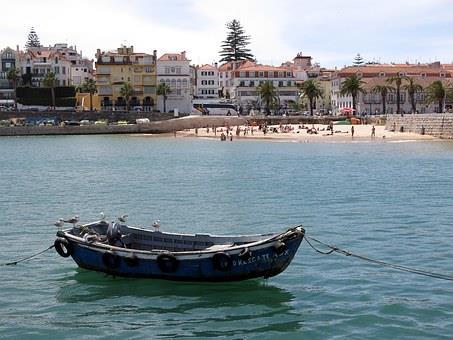 Klo 09:00 lähtö oppaanjohdolla kokopäivän retkelle Sintraan ja Cascaisiin Sintran kaunis pikkukaupunki sijaitsee vain 25 kilometrin etäisyydellä Lissabonin keskustasta.