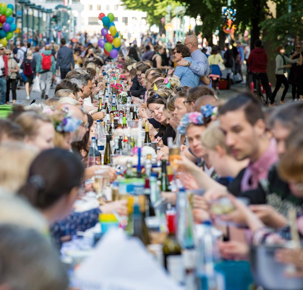 Suhdannekuva Helsingin seudun toimialarakenne Toimialojen vertailu Teollisuus Rakentaminen Kauppa Majoitus- ja ravitsemistoiminta Rahoitustoiminta Palvelut liike-elämälle Informaatio ja viestintä