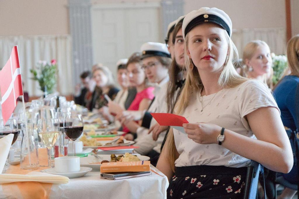 HEIPÄ HEI JA TERVETULOA Sinulla on käsissäsi uunituore fuksiliite. Tarkoituksenamme oli koota kattava ja kiinnostava infopaketti Eteläsuomalaisesta osakunnasta.