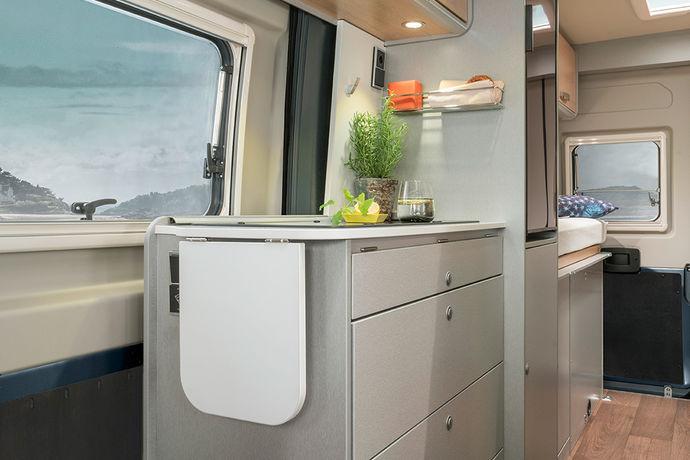 HYMERCAR Free 540 ja 602 -mallien 65 litran kompressorijääkaappi avautuu kätevästi ajosuuntaan niin, että