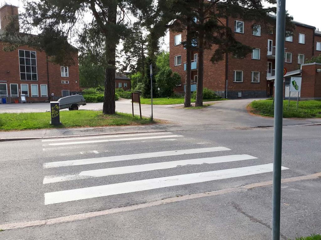 Kuva 41. Kivalterintien jälkeen rengasreitti jatkuu Kustaankartanon palvelutalon alueelle. toinen uusi käytäväosuus. Koko reitin lisäpenkkien tarve tarkistetaan.
