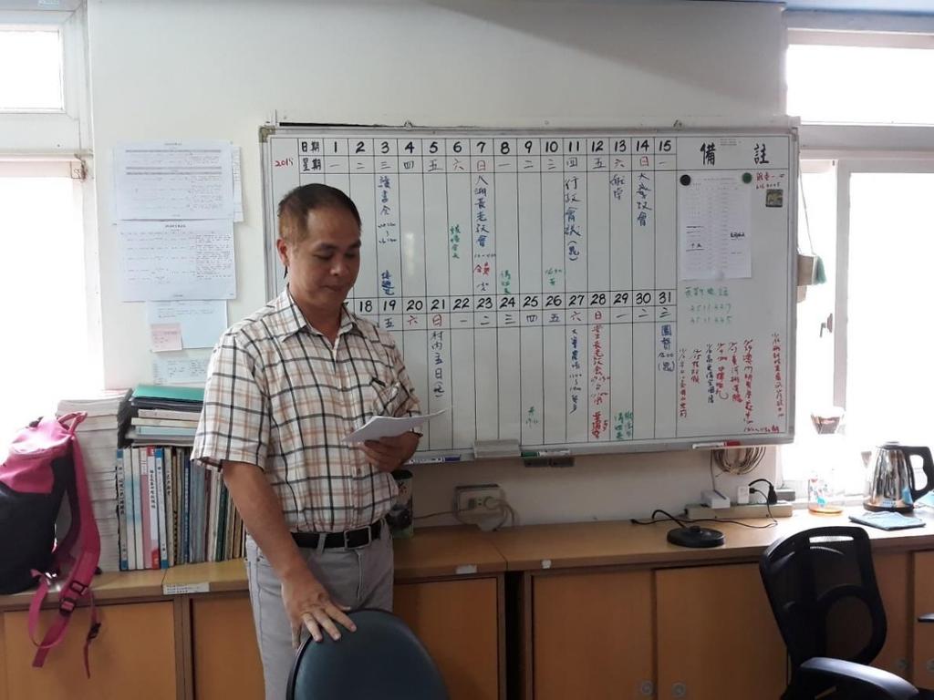 Armon majatalon johtaja Lee Kuo-Yang suunnittelee koulutusta työkeskuksen kuukausikalenterin