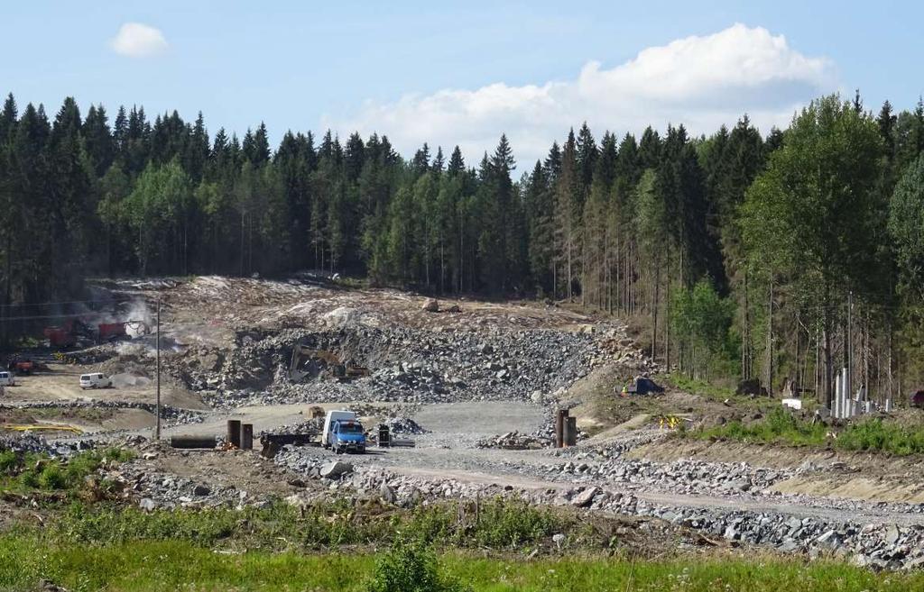 Raportti 4 Hankeosa 1B Allianssi-Lahti Patomäessä maanleikkaus ja läjitystyöt ovat jatkuneet. Loppukuusta aloitettiin myös tunnelikaivannon tuentatyöt ponttien asennuksella.