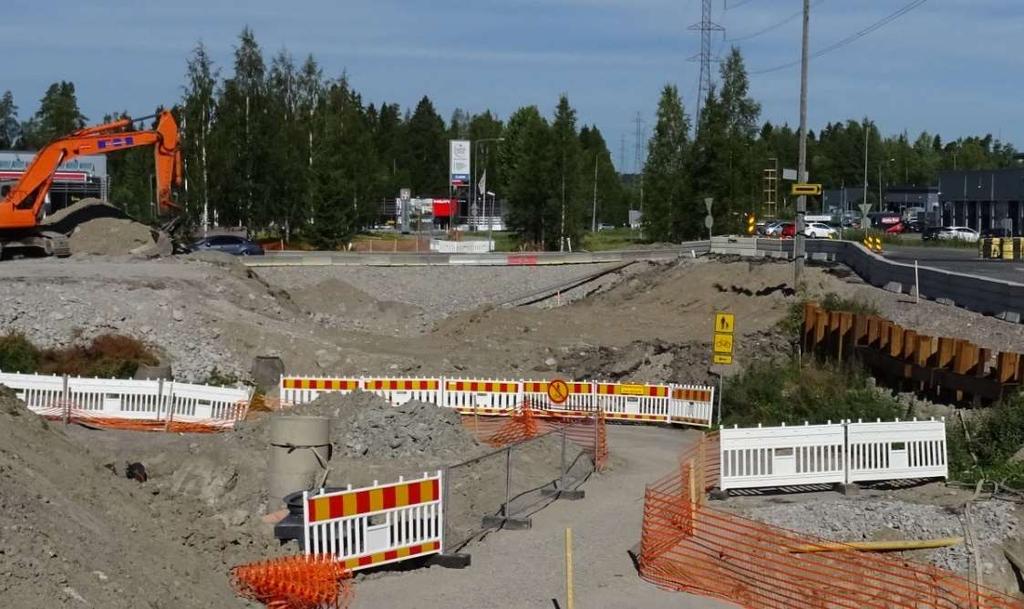 Aukeankadun kohdalla otettiin käyttöön tilapäinen suojatie alikulun uusimisen vuoksi Kuva 5.