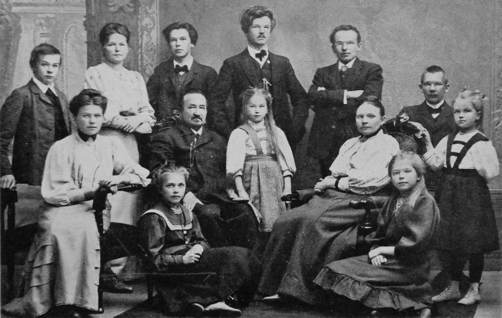 6 Raition biografia ja teosten reseptio Väinö Raitio syntyi Sortavalassa 15.4.1891.