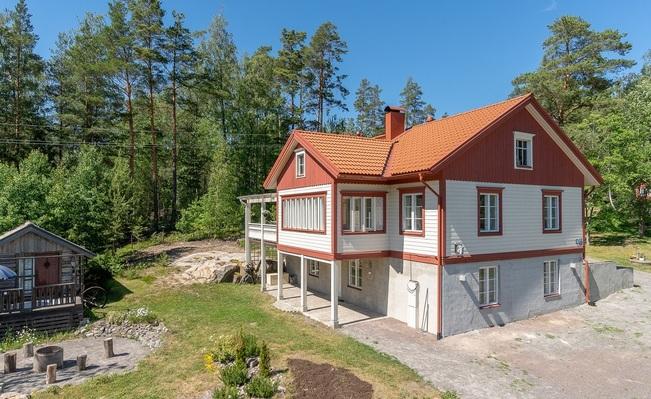 4h+k+wc+khh+wc/s+sauna+kesähuone+varastotilaa+auto, 140,0 m², 298 000 Omakotitalo, Naantali, Luonnonmaa, Kuivalahdentie 61 Kohdetta myy Kylä-Kaila Jaana Kiinteistönvälittäjä, LKV, LVV, KiAT, Partner