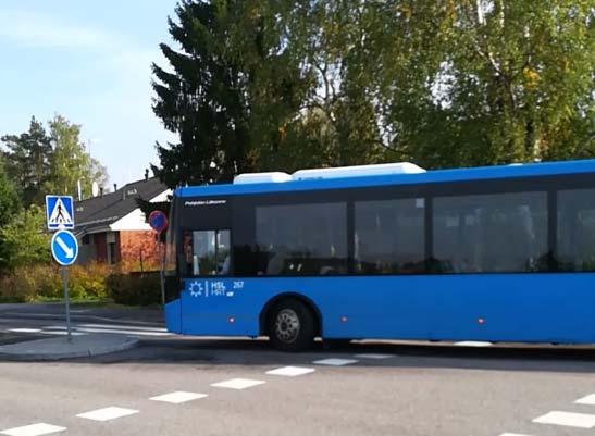 8 Kuva 5. AutoTURN ajoura ajettuna nopeudella 10 km/h. Todellisuudessa linja auto kääntyi Kuusmiehentien keskisaarekkeen kohdalla kapeammassa tilassa kuin mitä ajouramalli osoittaa (Kuva 6).