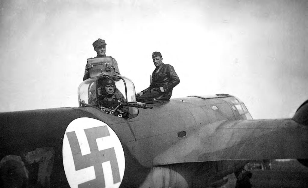1/LLv 44:n kone BL-107 Mikkelissä kesällä 1941. Kk-tornissa on ylikersantti Veikko Laukas, takana tähystäjä vänrikki Lauri Äijö ja oikealla ohjaaja lentomestari Viljo Salminen.