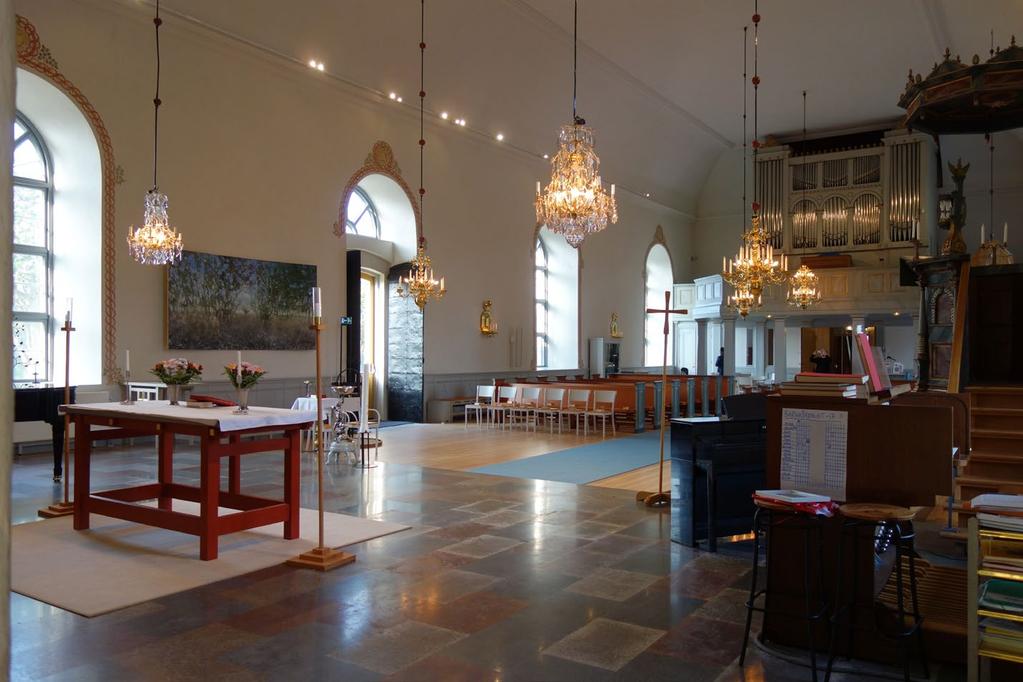 Kuva 11. Rådmansö kyrka: kirkko vai esiintymistila? Etuosasta on poistettu useita penkkirivejä, mikä kirkkoherran mukaan jättää seurakuntalaiset liian etäälle jumalanpalvelustilanteessa.